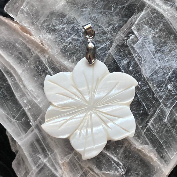 Carved Mother of Pearl Shell Nacre Hibiscus Flower Jewelry Pendant - Picture 1 of 8